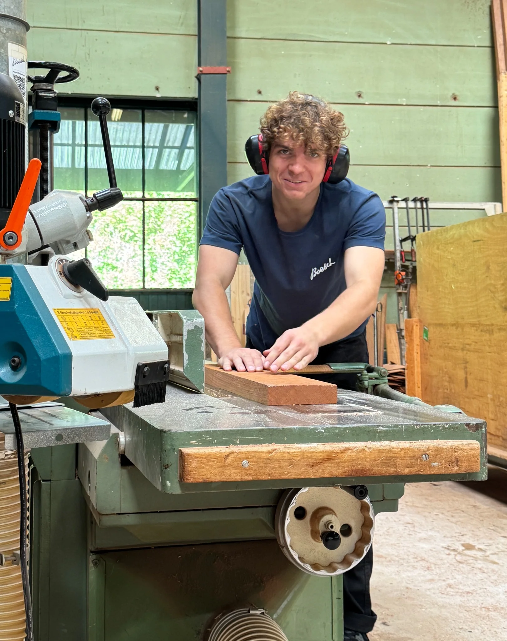 Handwerkliche Arbeit in einer Holzboot-Werkstatt
