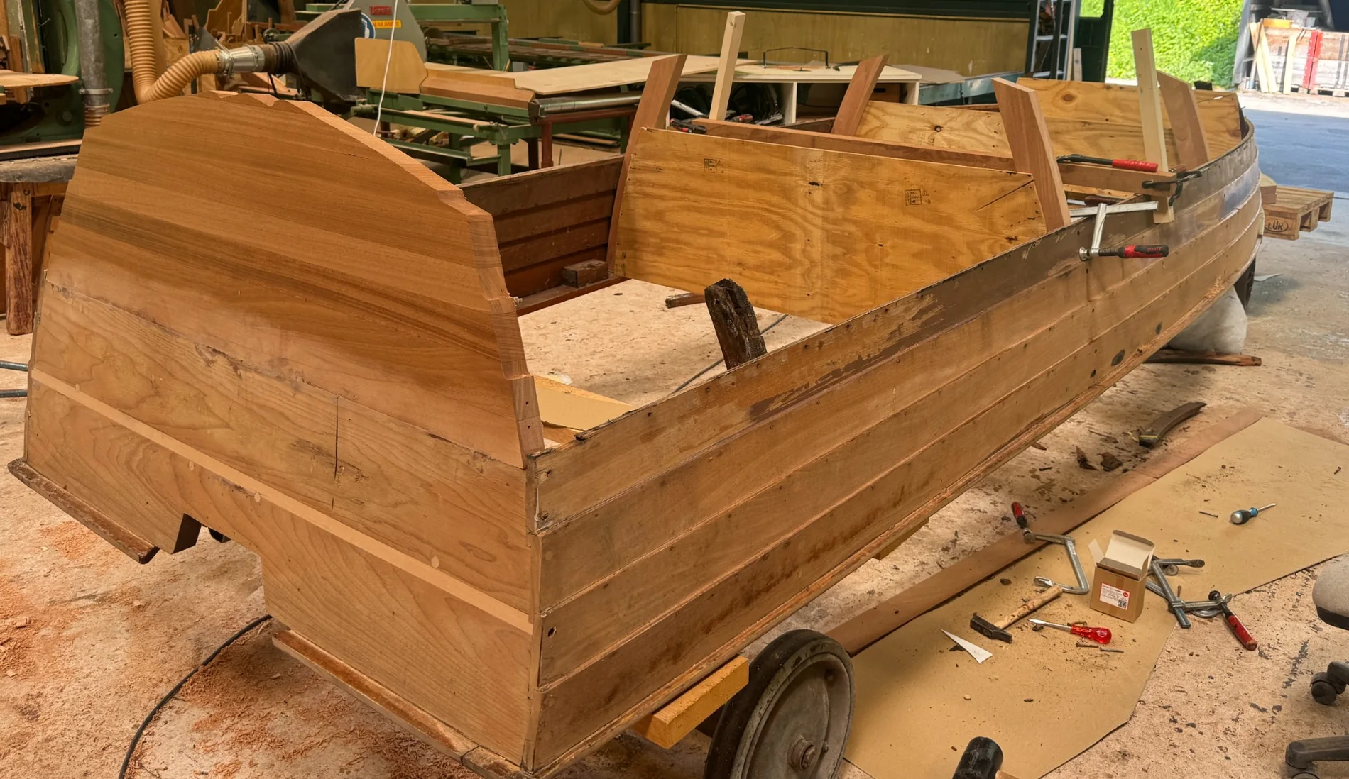 Holzboot während einer aufwendigen Restauration