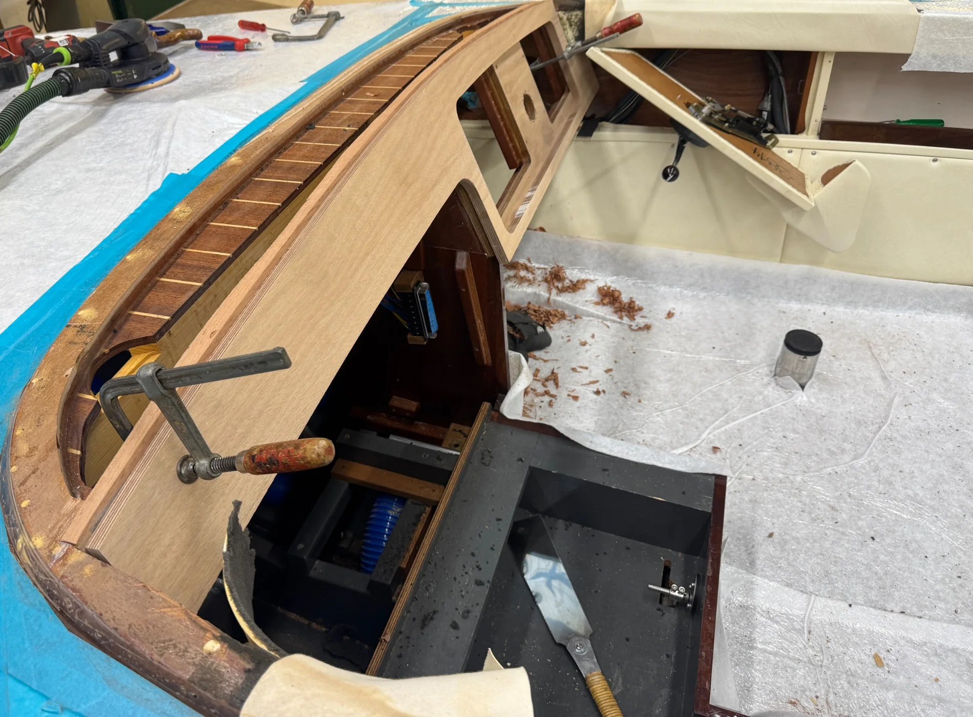 Präzise angepasste Holzbauteile beim Innenausbau eines Motorboots