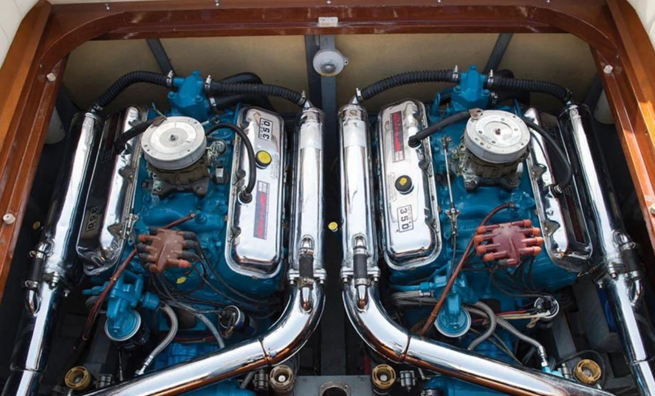 Zwei gepflegte Bootsmotoren im Motorraum